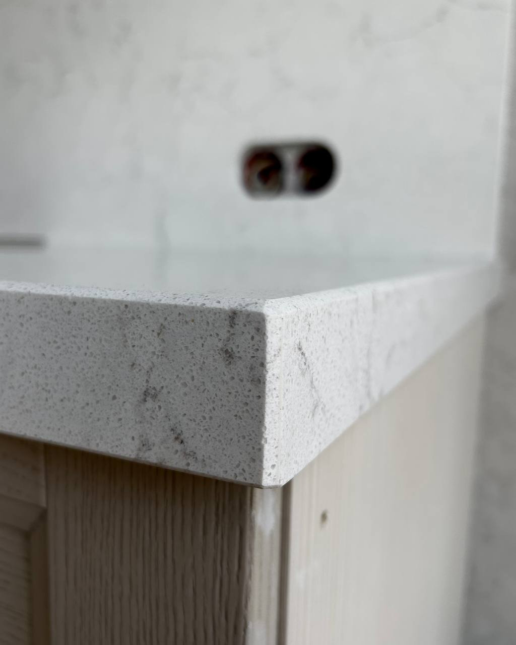 Столешница из кварцевого агломерата Vicostone Valley White