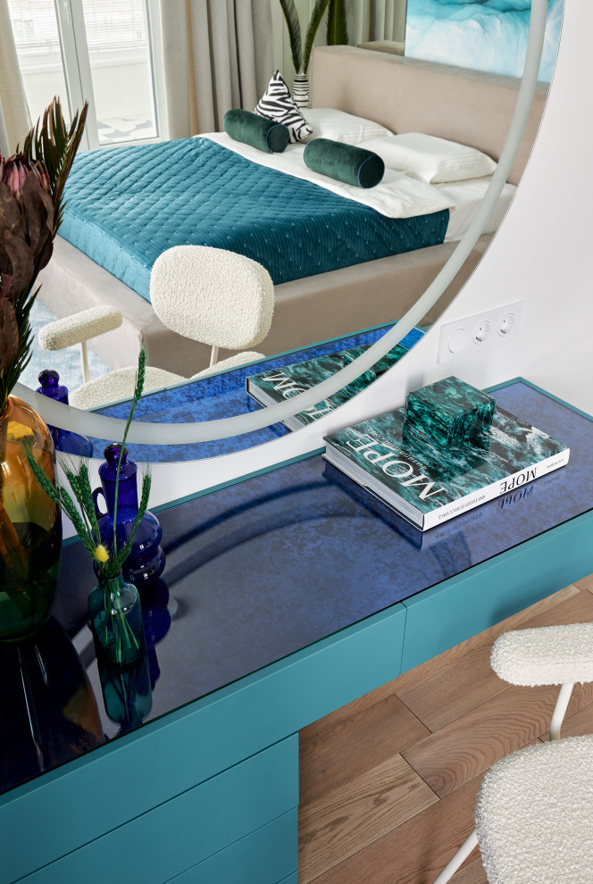 Яркая квартира с желтым диваном и голубой стеной в спальне