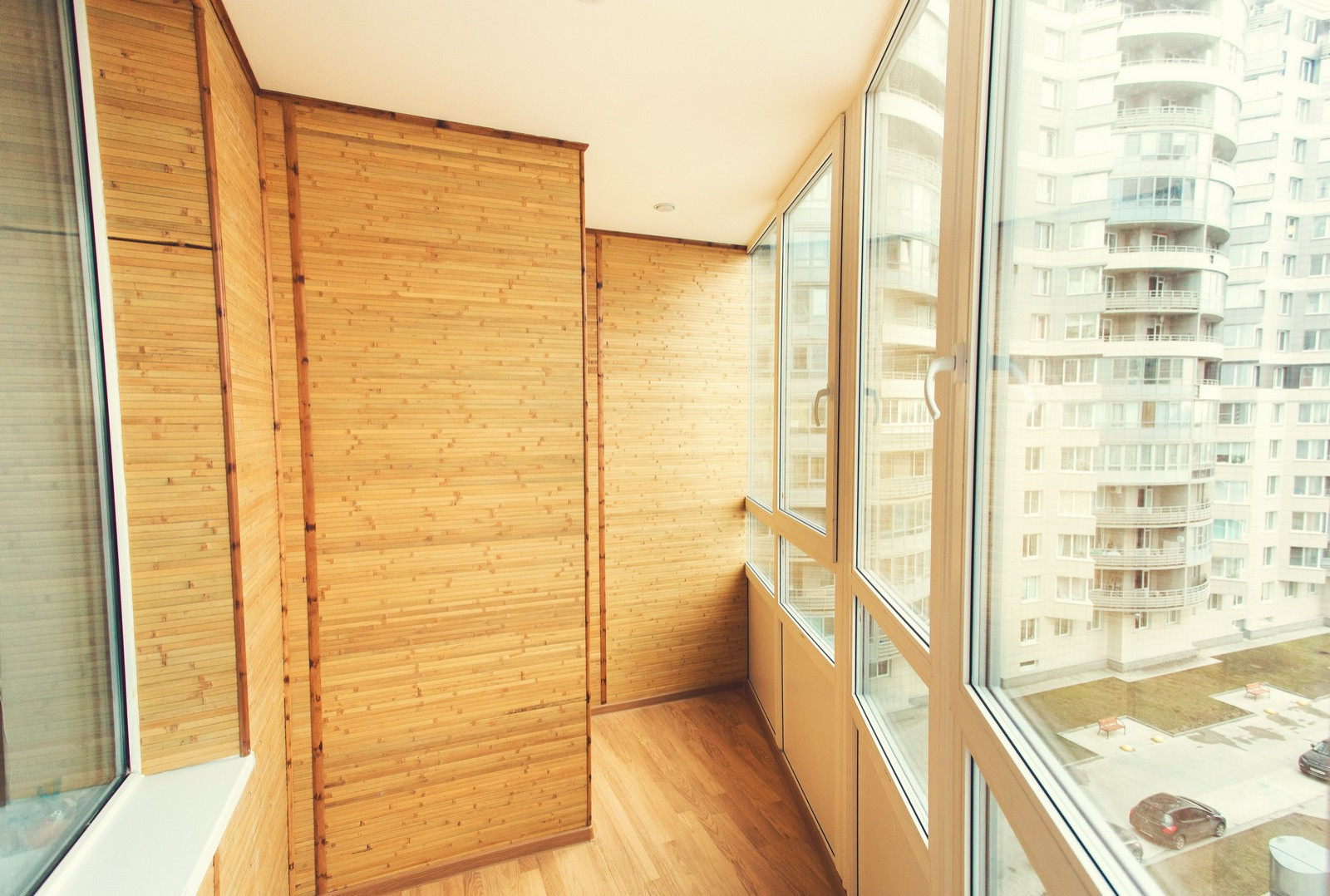 Остекление, утепление и отделка балкона в восточном стиле