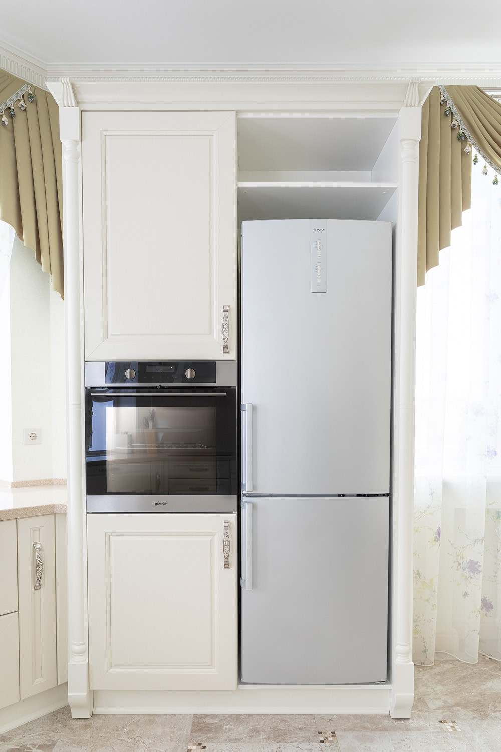 Светлая кухня с эркером