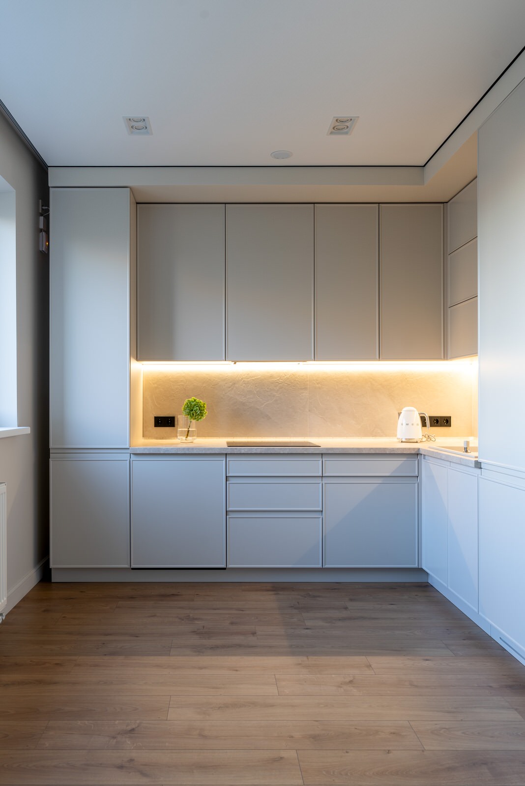 Монохромная кухня до потолка с интересными решениями