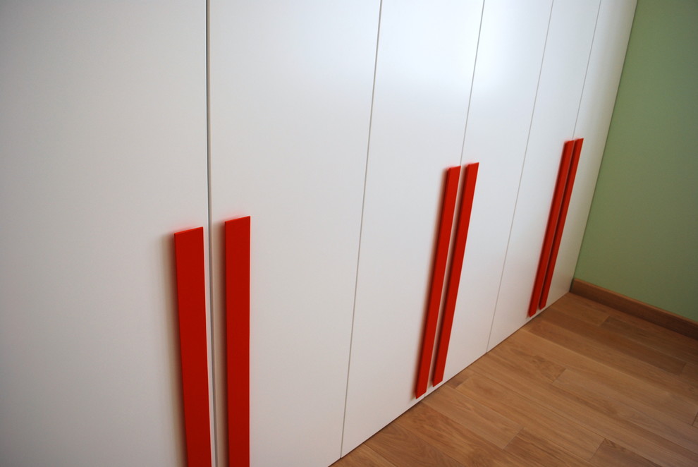 Встроенный шкаф с распашными дверями в детской