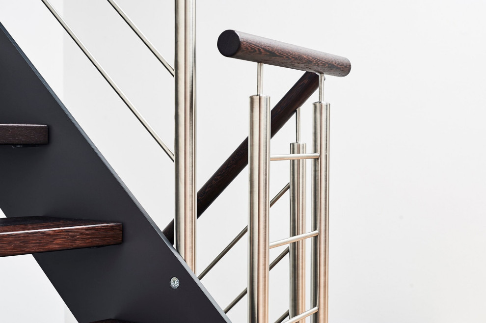 Консольная лестница в темных тонах