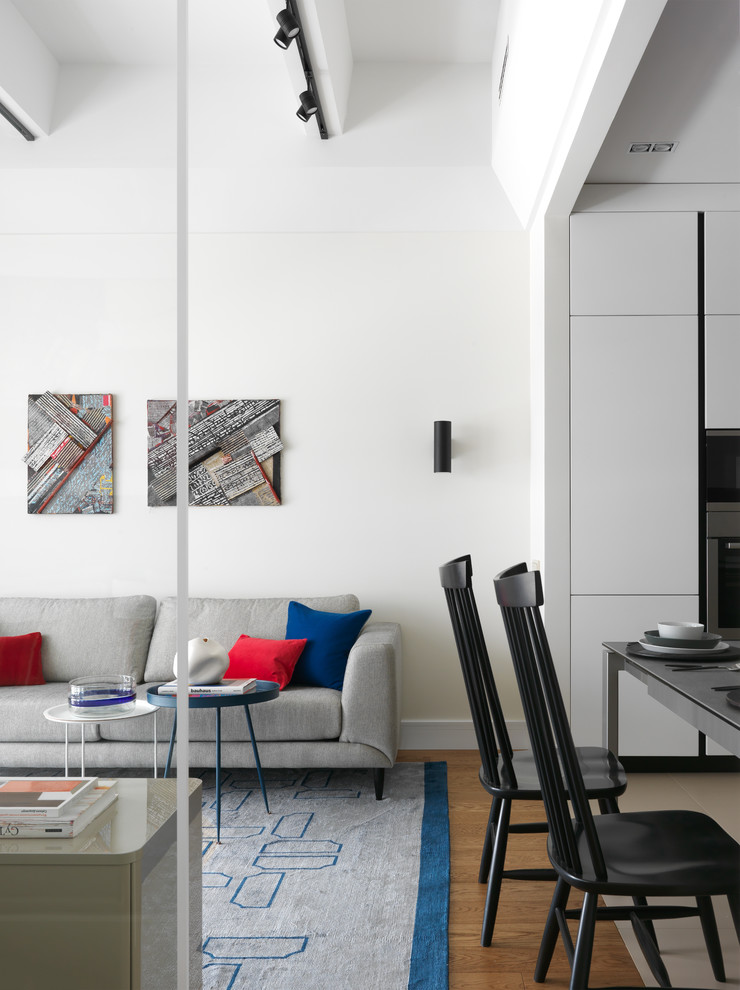 Студия для молодой девушки