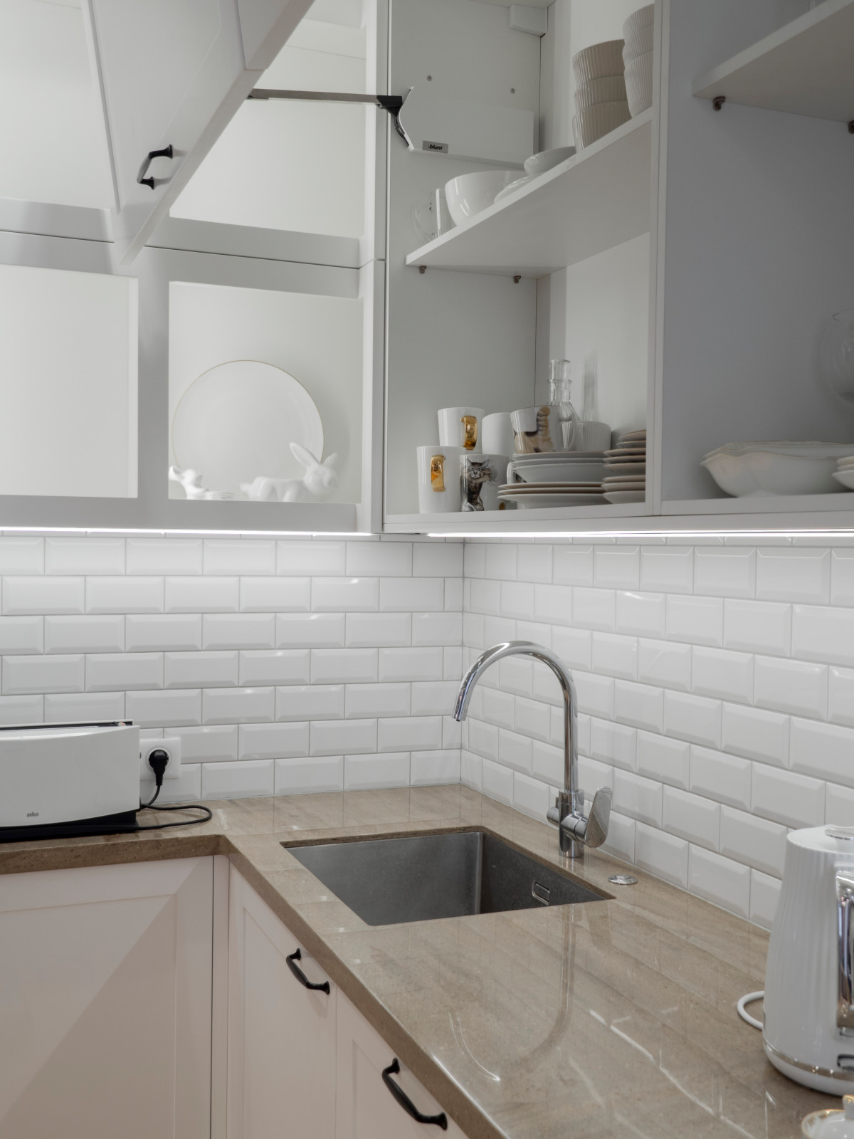 Стильная неоклассическая кухне в белом цвете