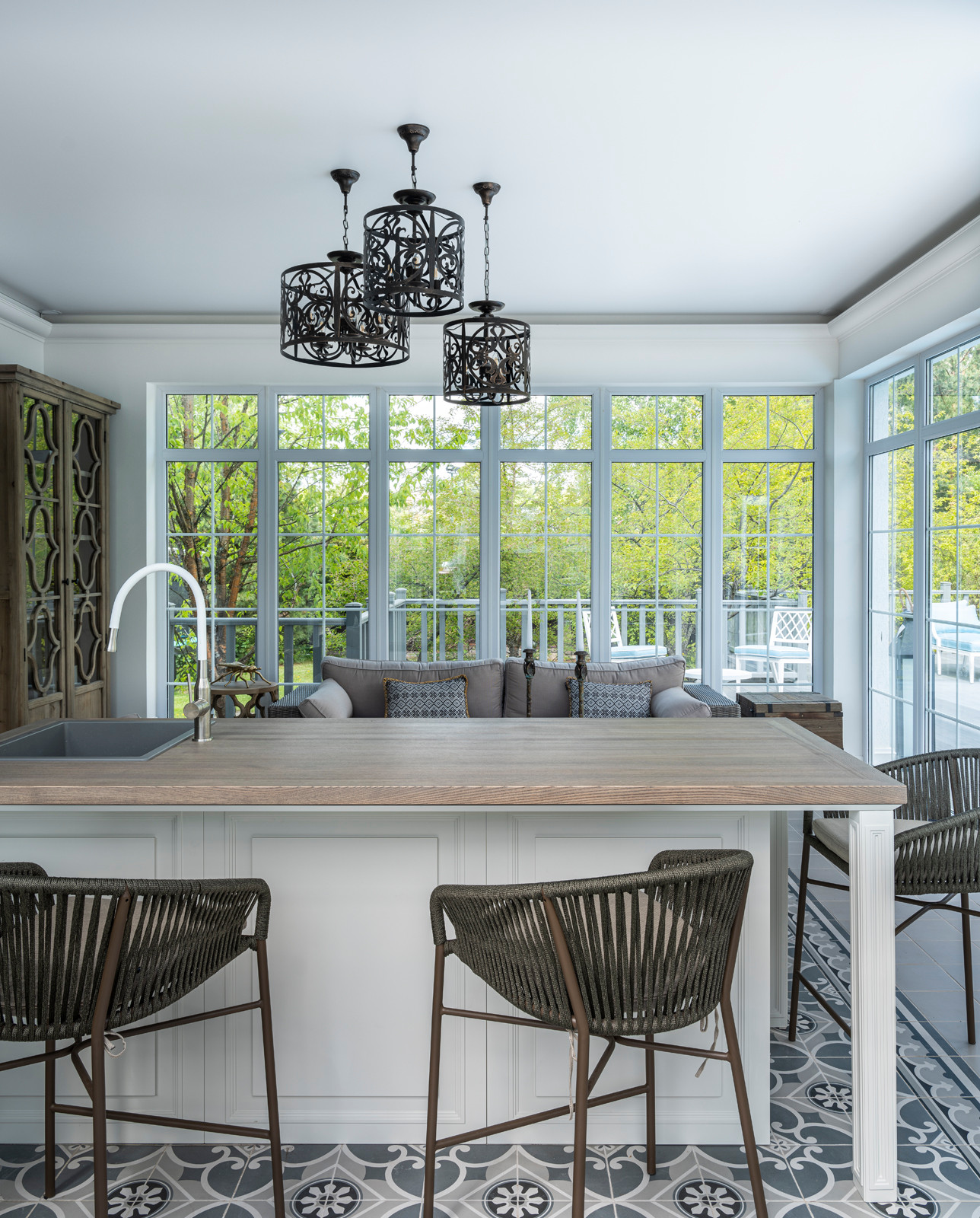 Павильон для отдыха с бассейном