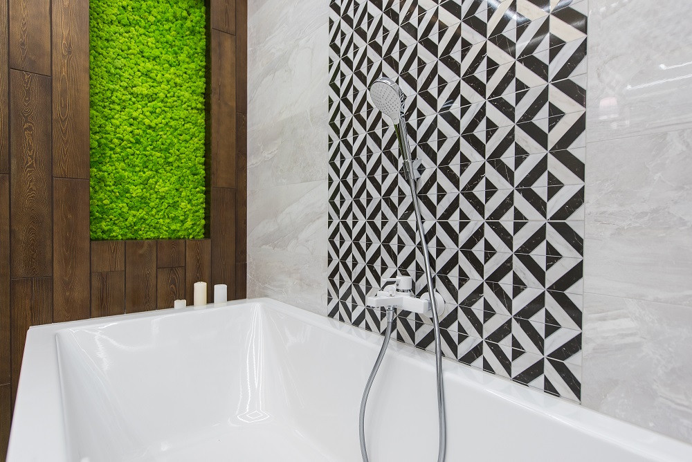 Санузел с деревянной стеной