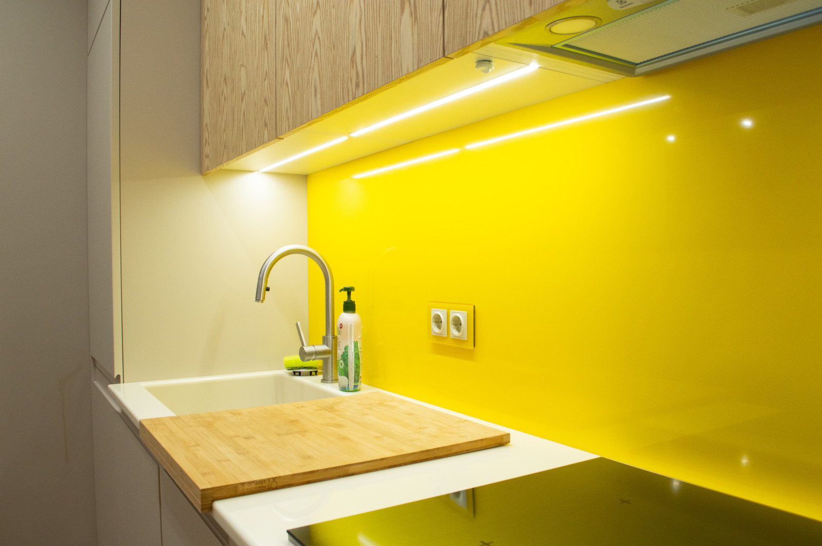 Яркая современная кухня