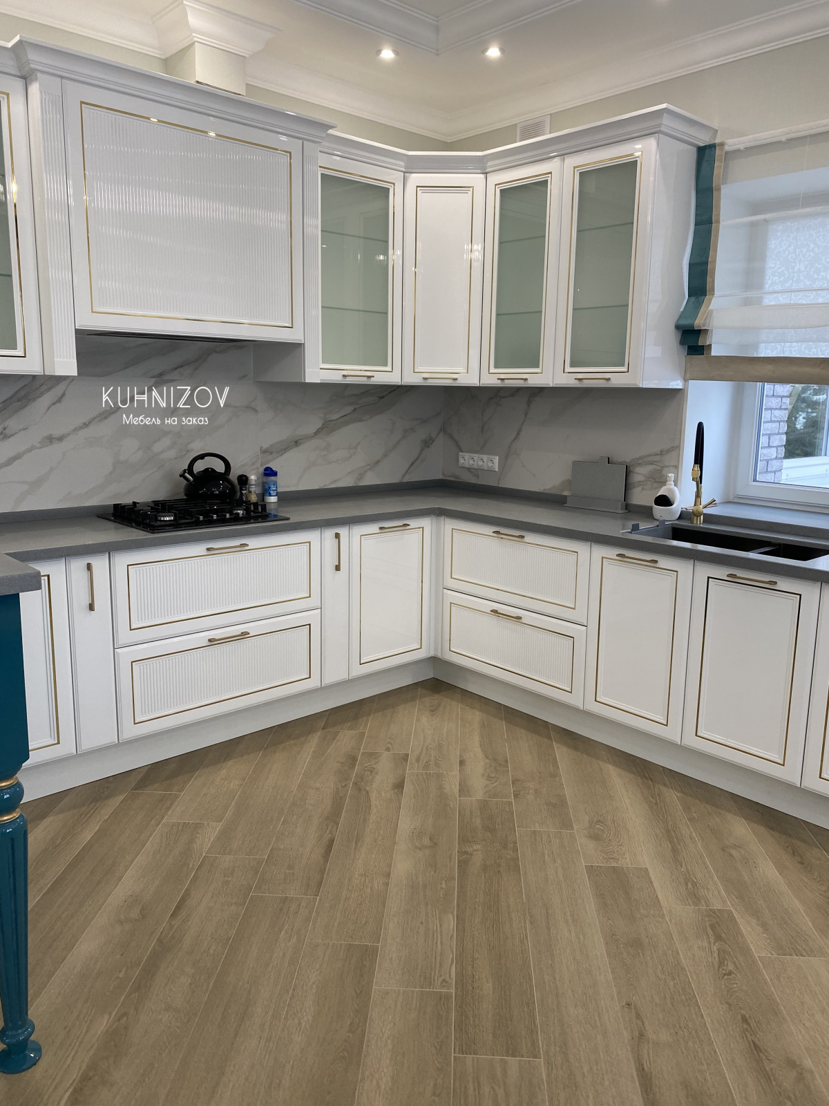 Обложка проекта: Кухня Аурелия и ТВ зона. Латунь эмаль