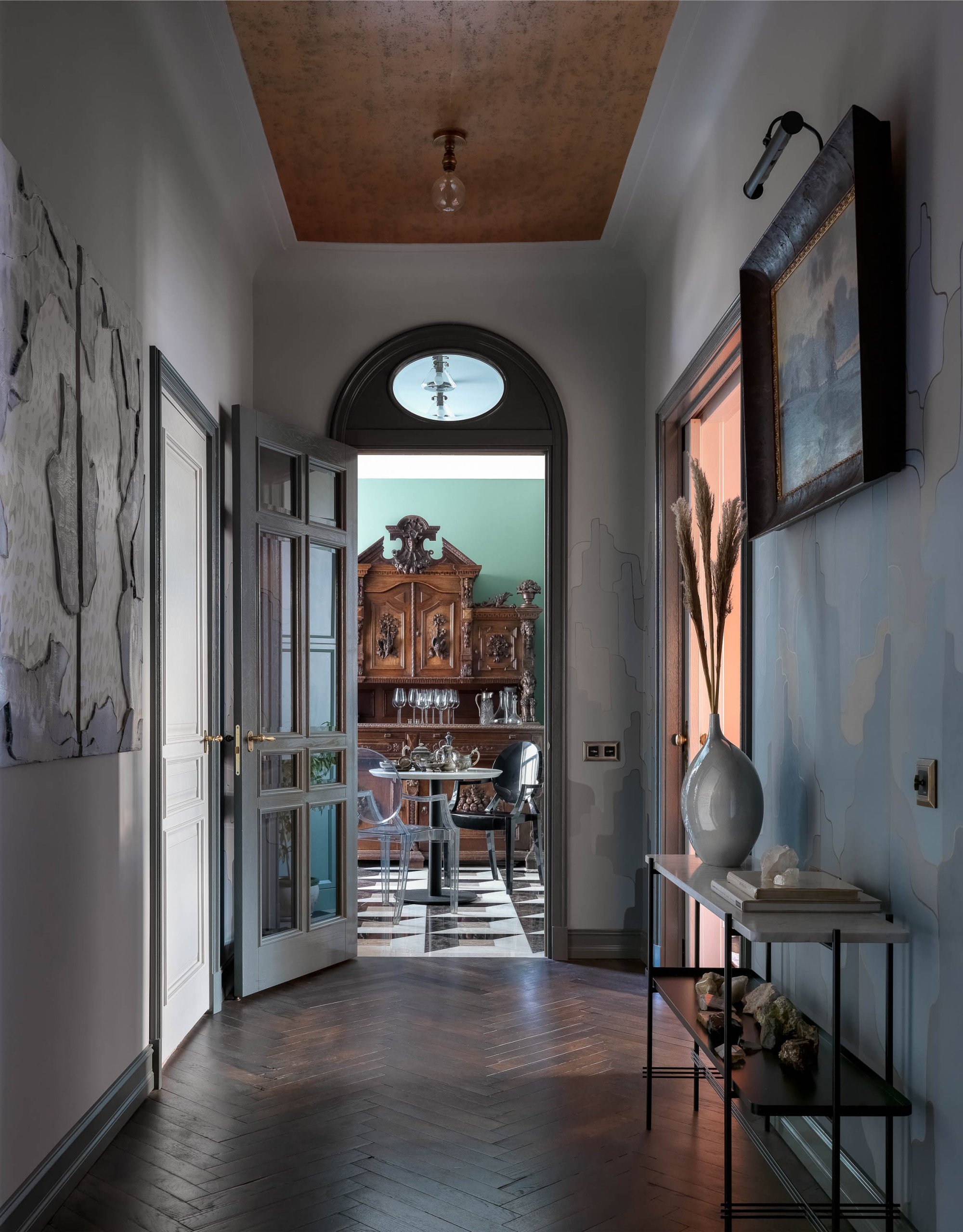 В гостях: Квартира с «тающими» стенами в цвет храма напротив