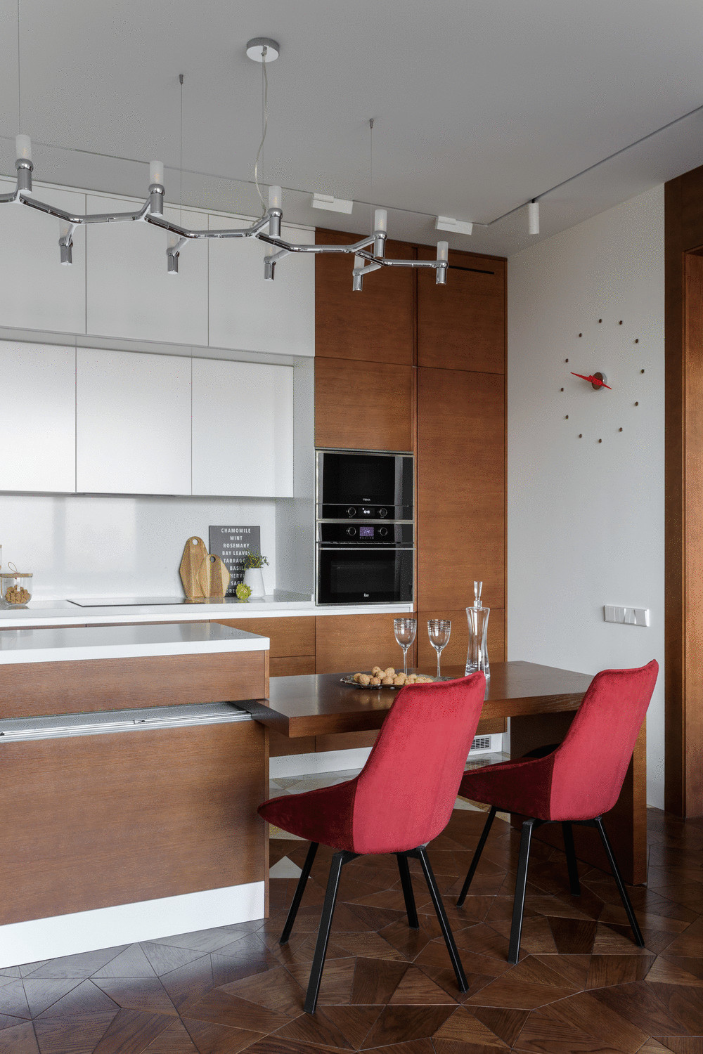 Houzz тур: Интерьер с концепцией Red go, где важен красный цвет