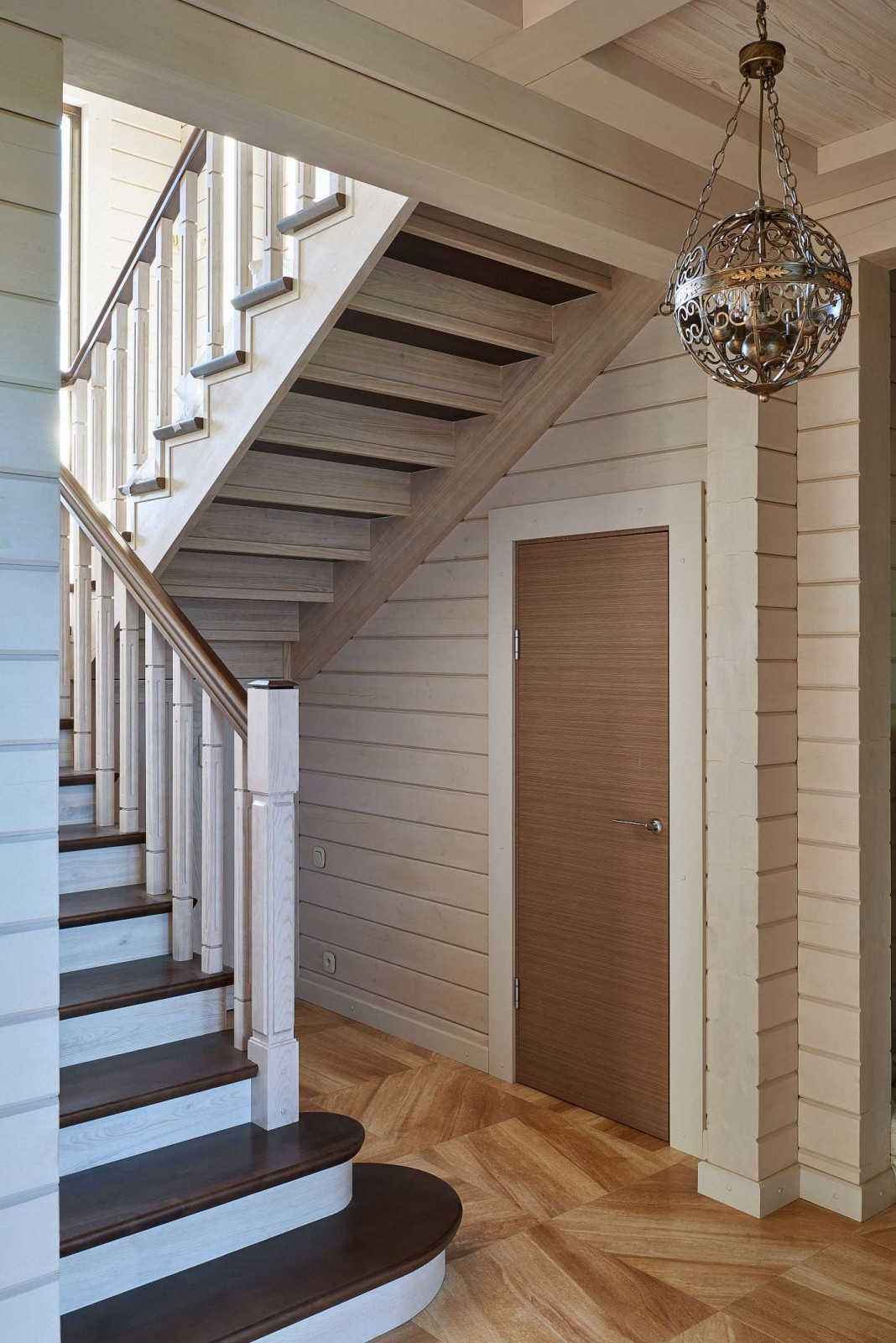 Лестница в доме из клееного бруса