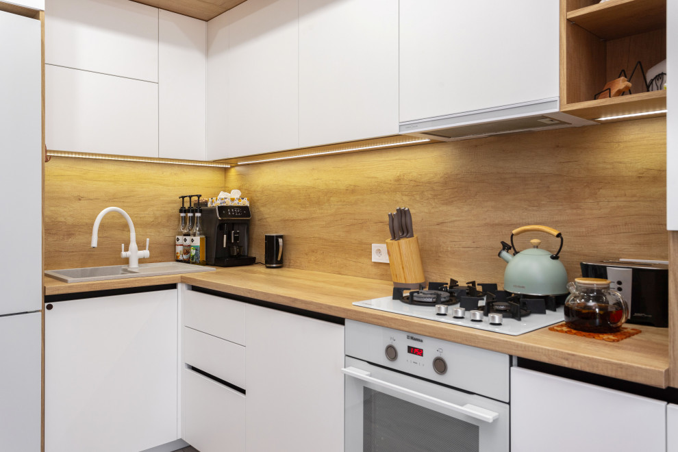 Кухня в современном стиле с витринами в Калининграде