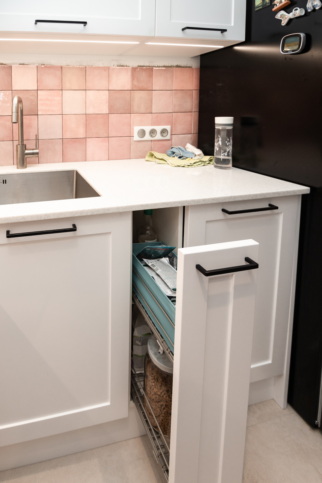 Белая небольшая кухня в стиле неоклассика