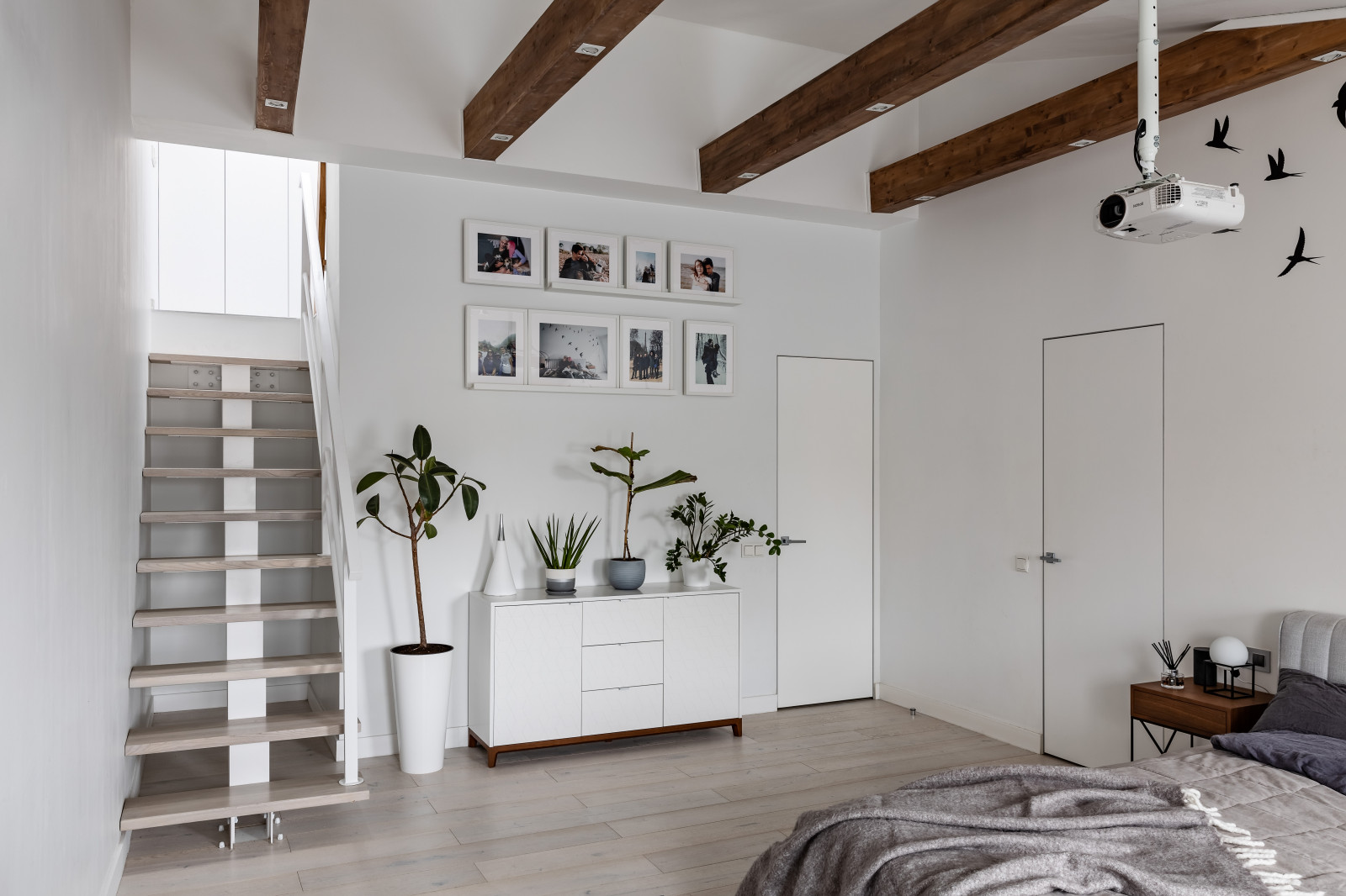 Белая мансардная квартира в историческом центре Петербурга