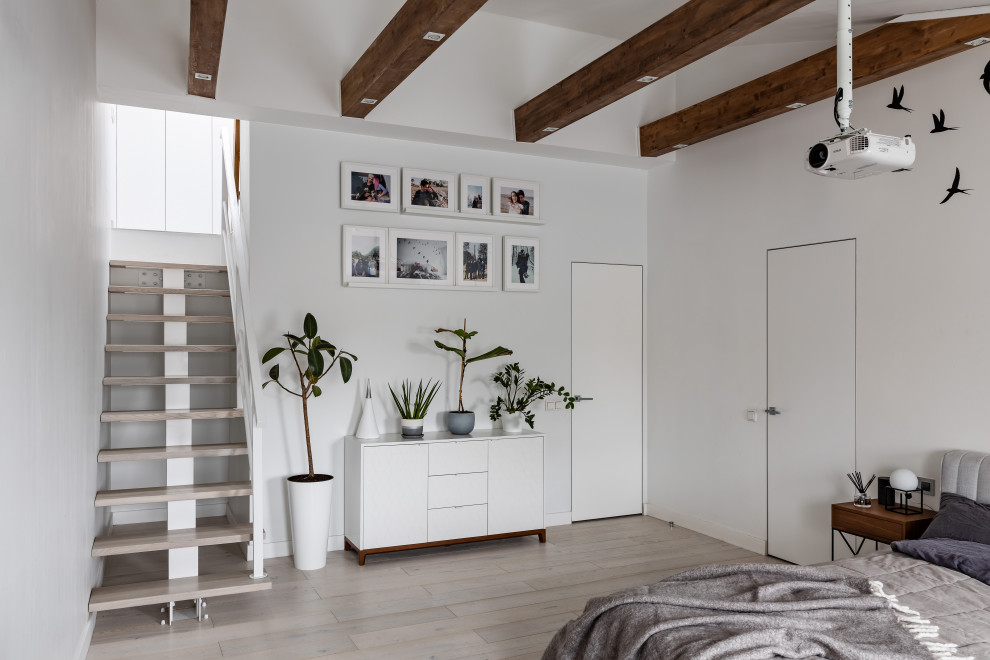 Белая мансардная квартира в историческом центре Петербурга