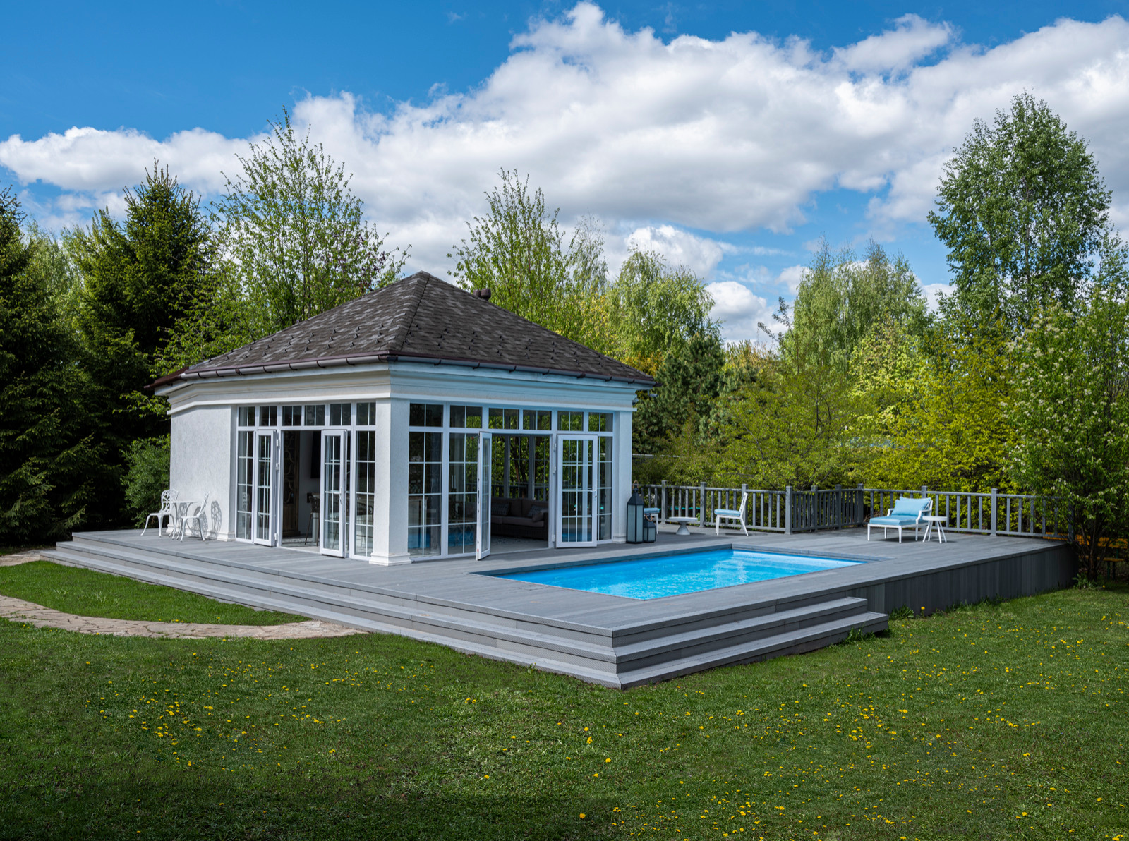 Павильон для отдыха с бассейном