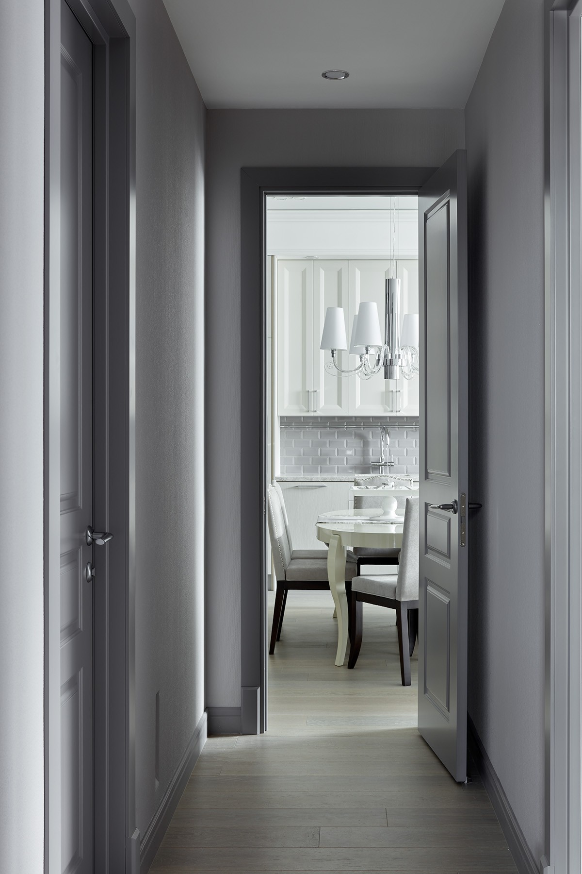 Черно-белая квартира с цветочной спальней