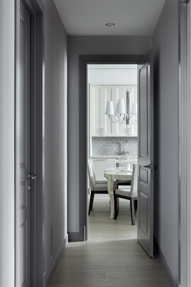 Черно-белая квартира с цветочной спальней