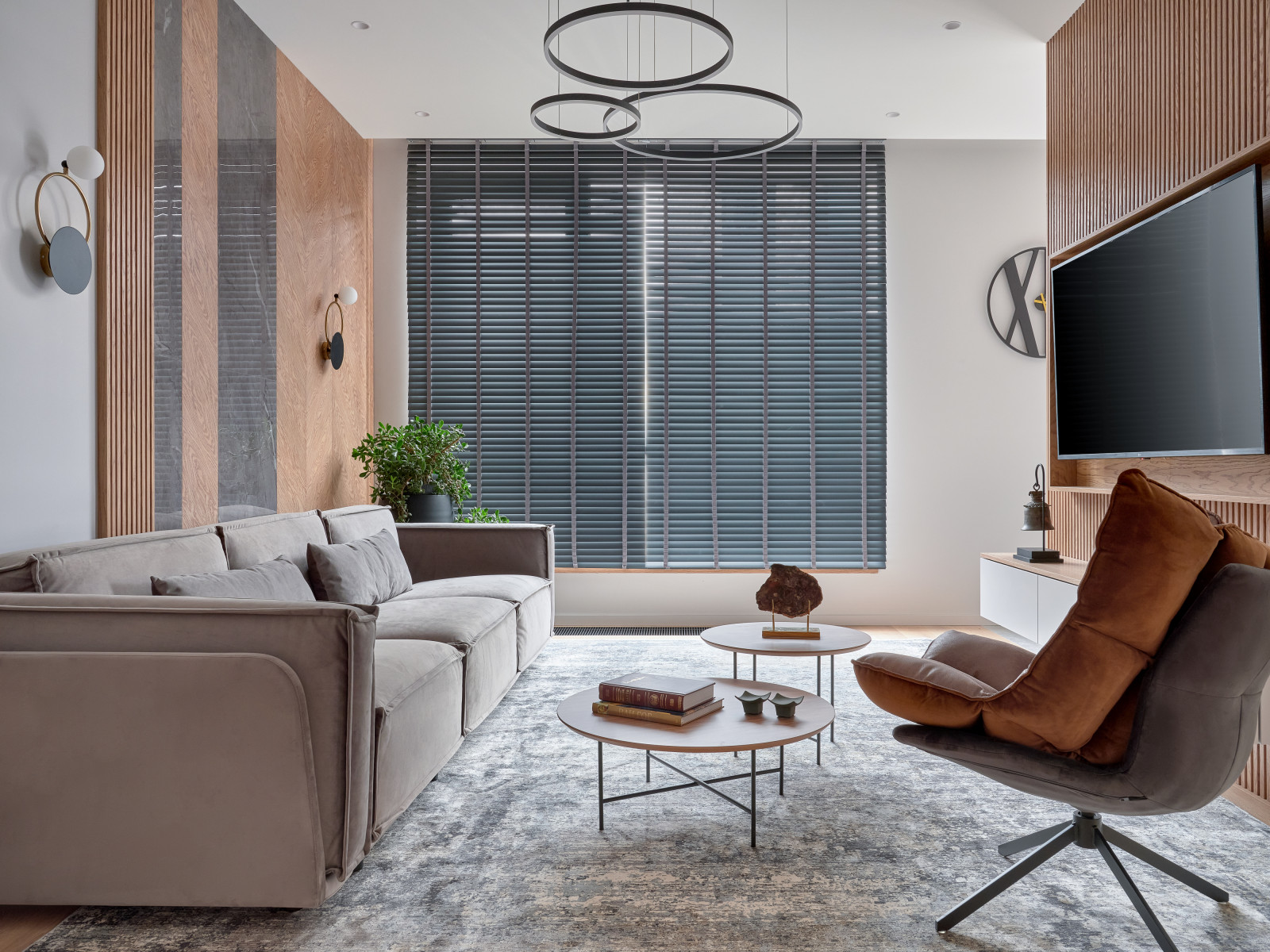 Монохром с деревянными акцентами.Дизайн Анастасия Волчкова.Публикация Elle Decor