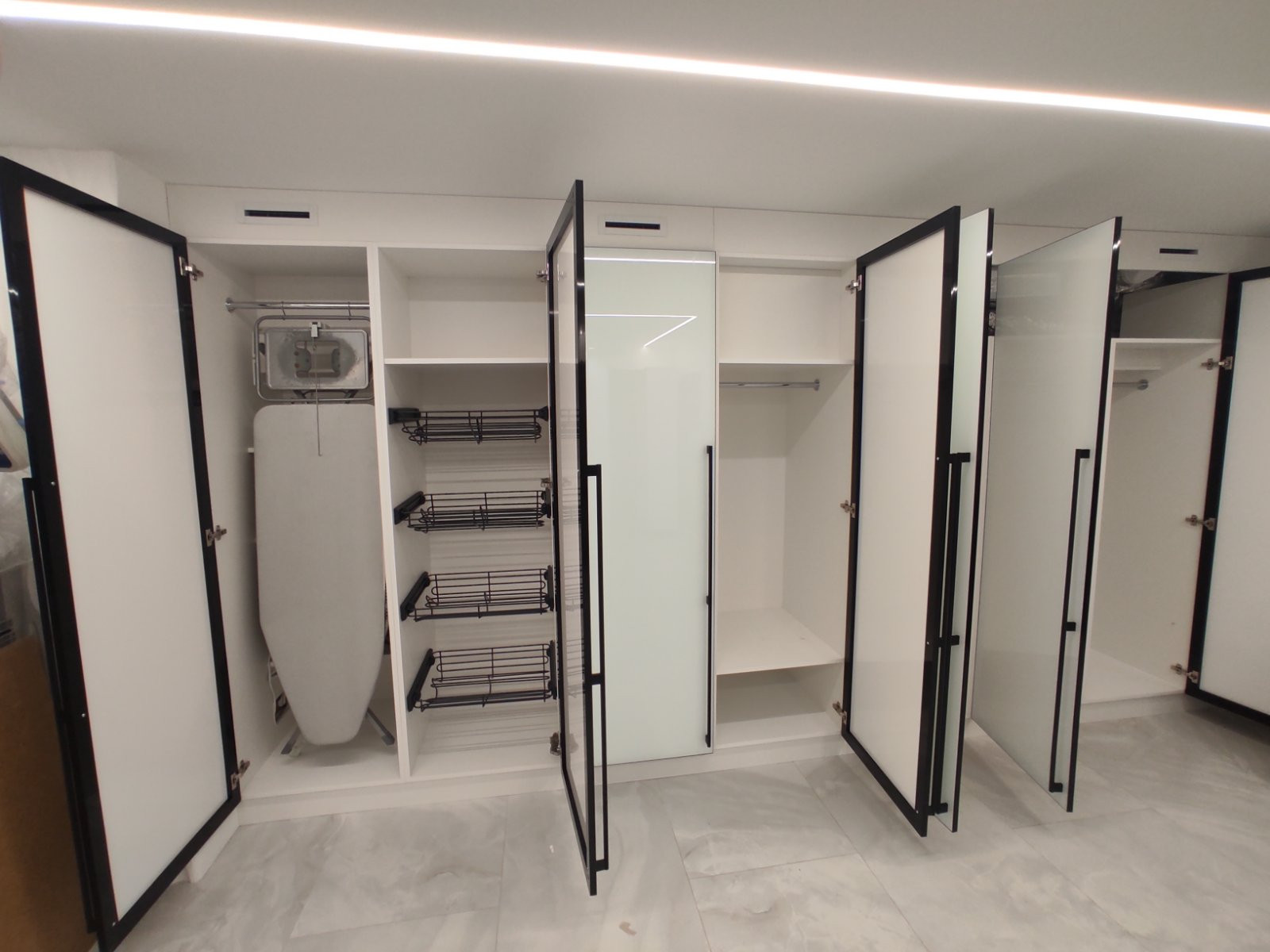 Обложка проекта: шкаф стеклянный