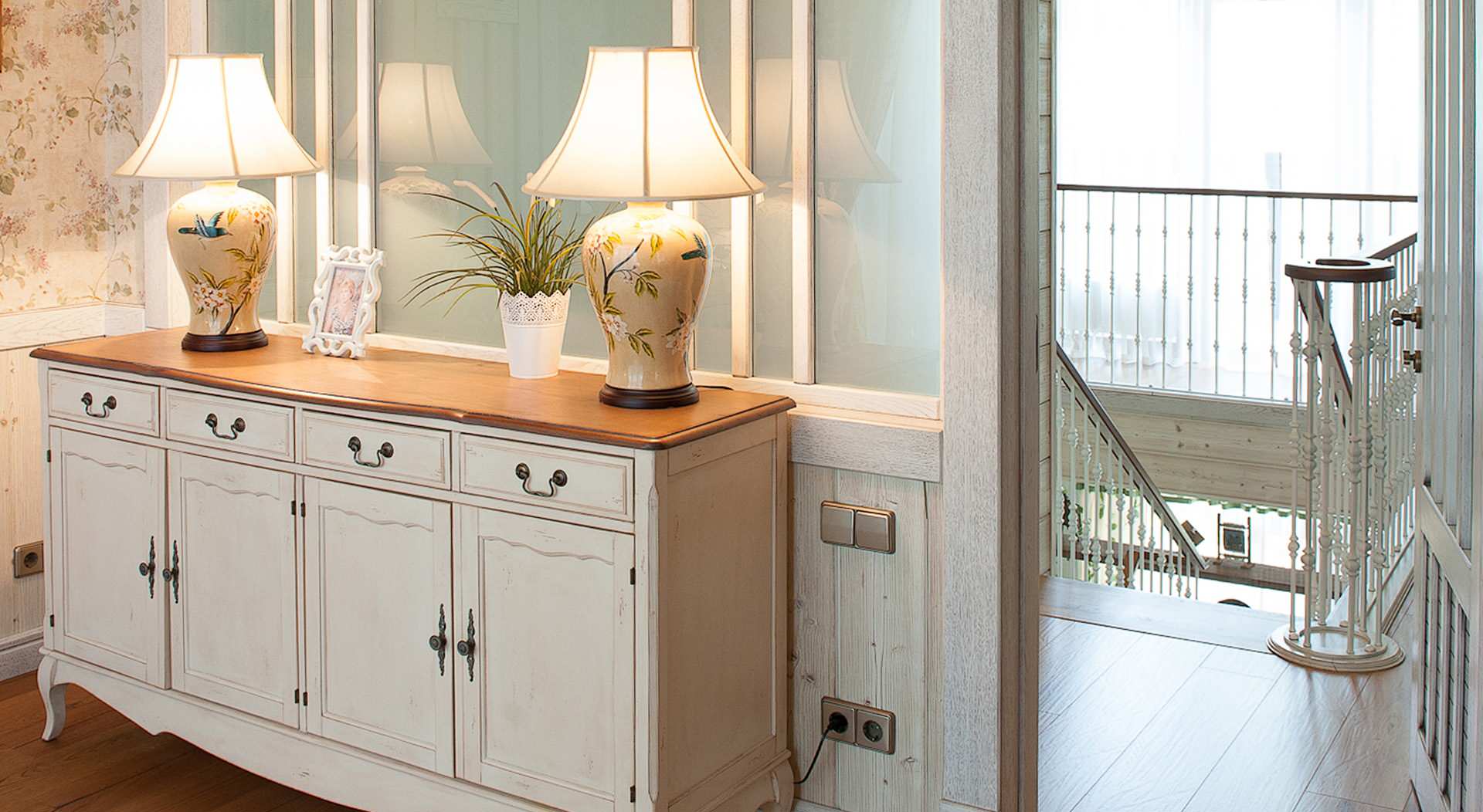 Houzz тур: Пронизанный солнцем дом с двухпролетной лестницей и камином