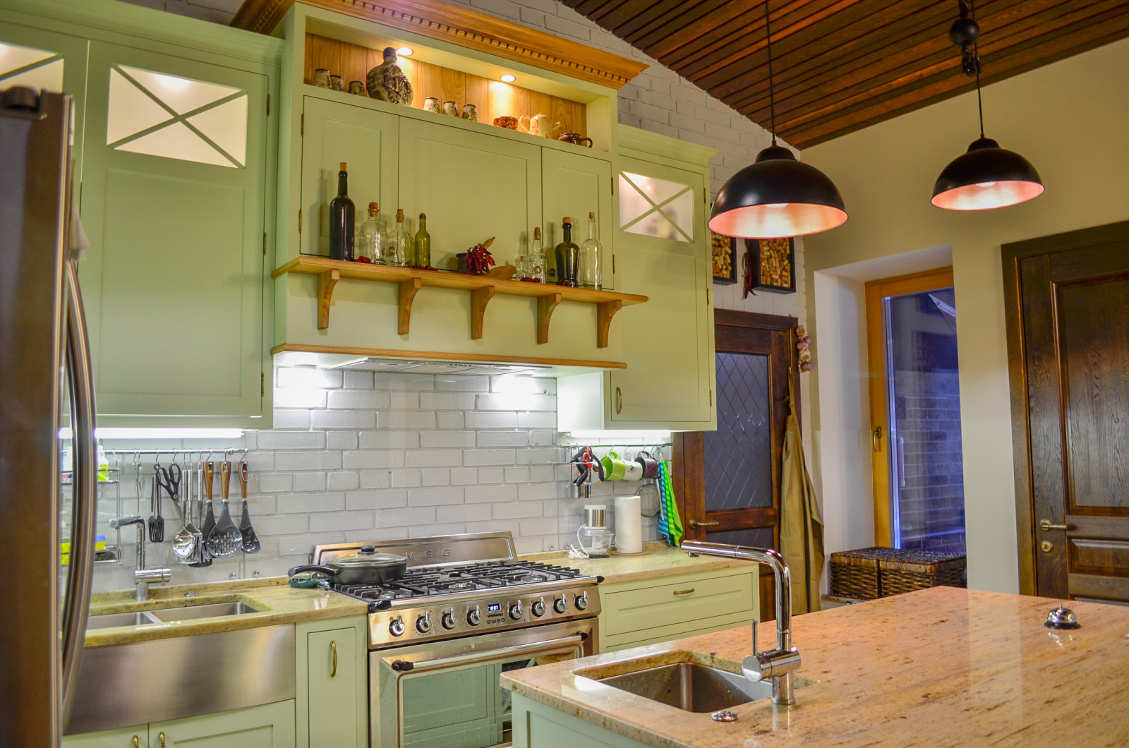 Нежно-зеленая кухня в американском стиле с островом