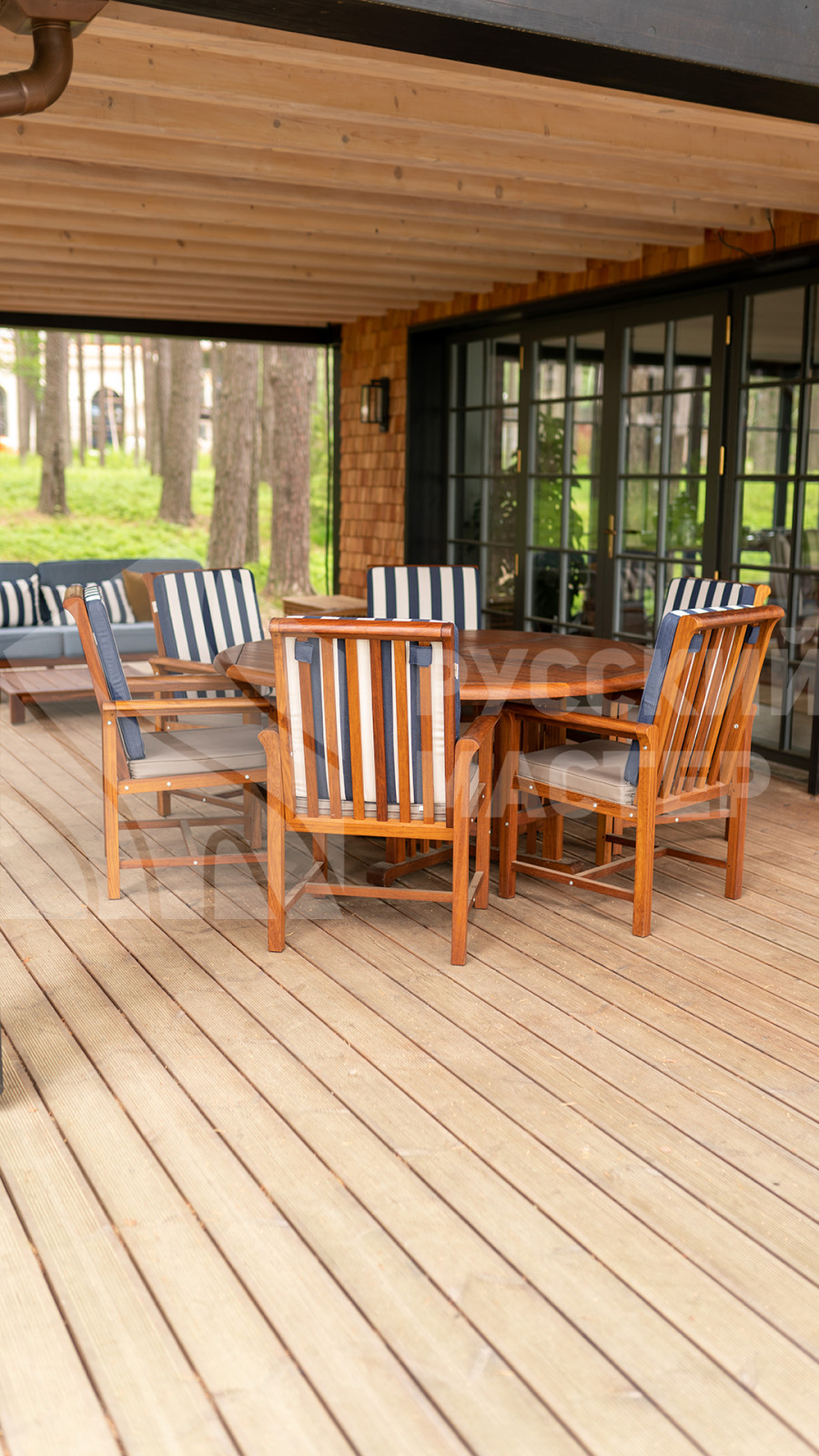 Современный дизайнерский дом с террасой и отделкой из дранки