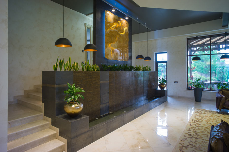 Дом с водопадом