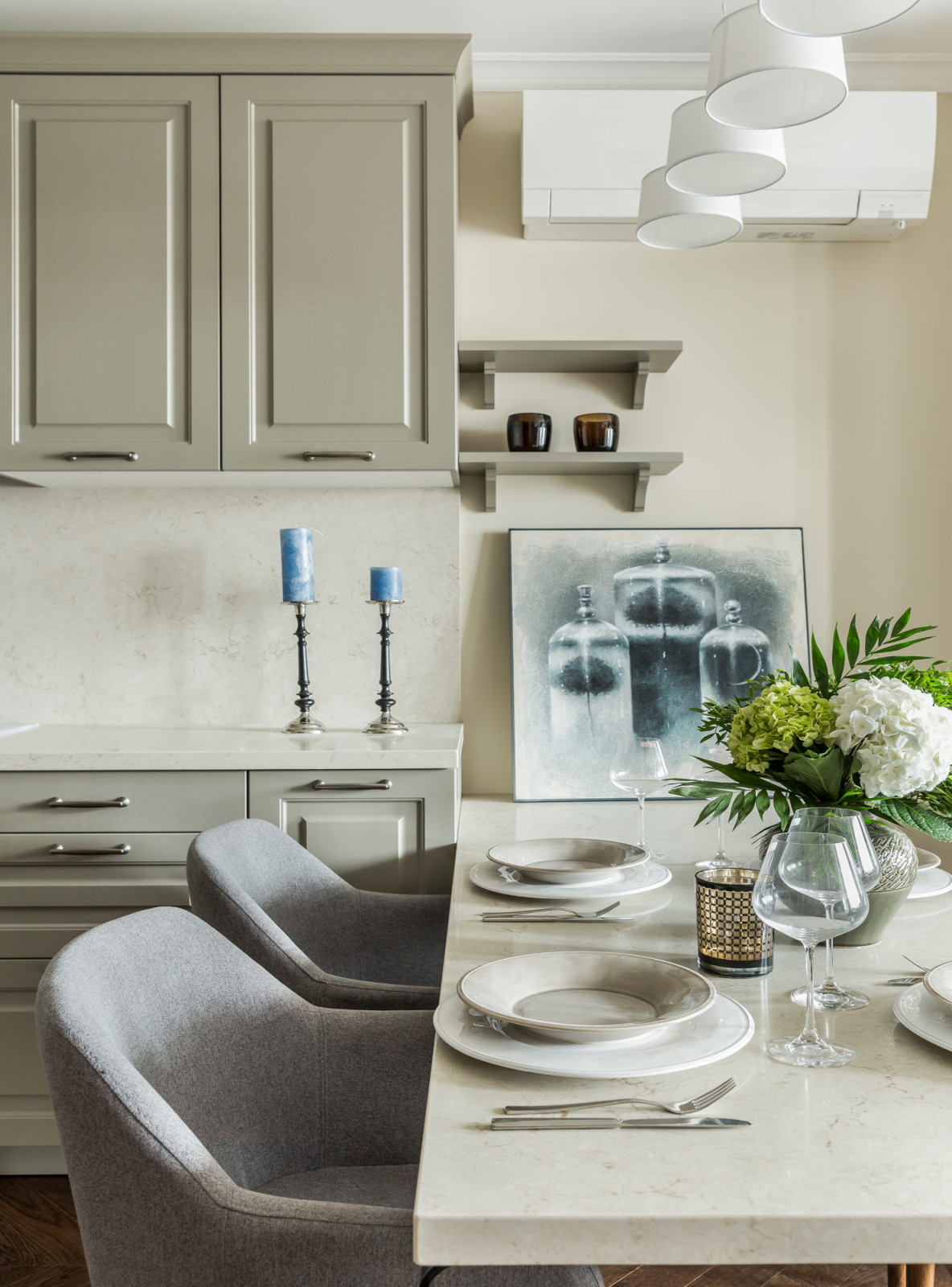 Картины и сервировка