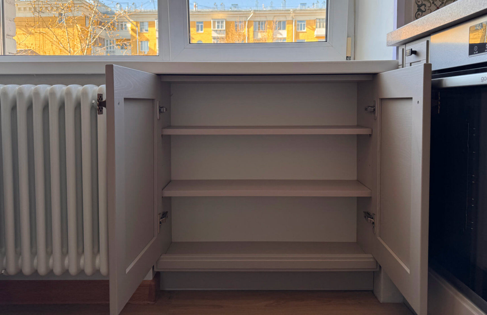 Кухня Фреда из массива дерева в цвете Экрю