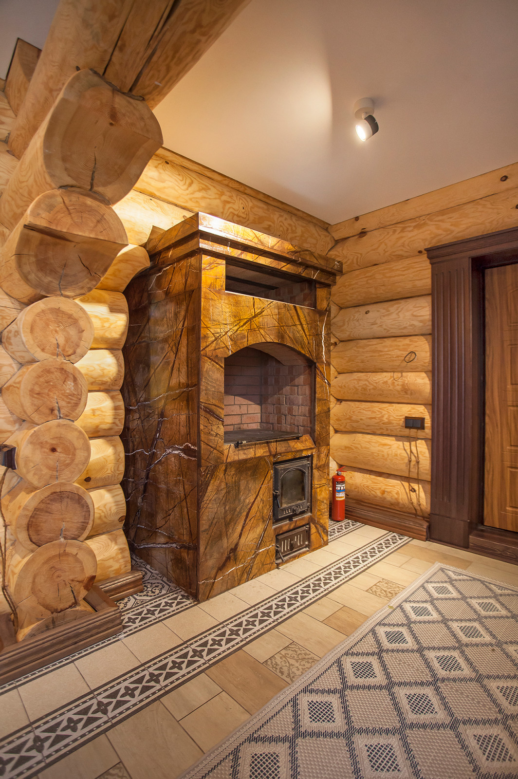 Печь в доме из бревна