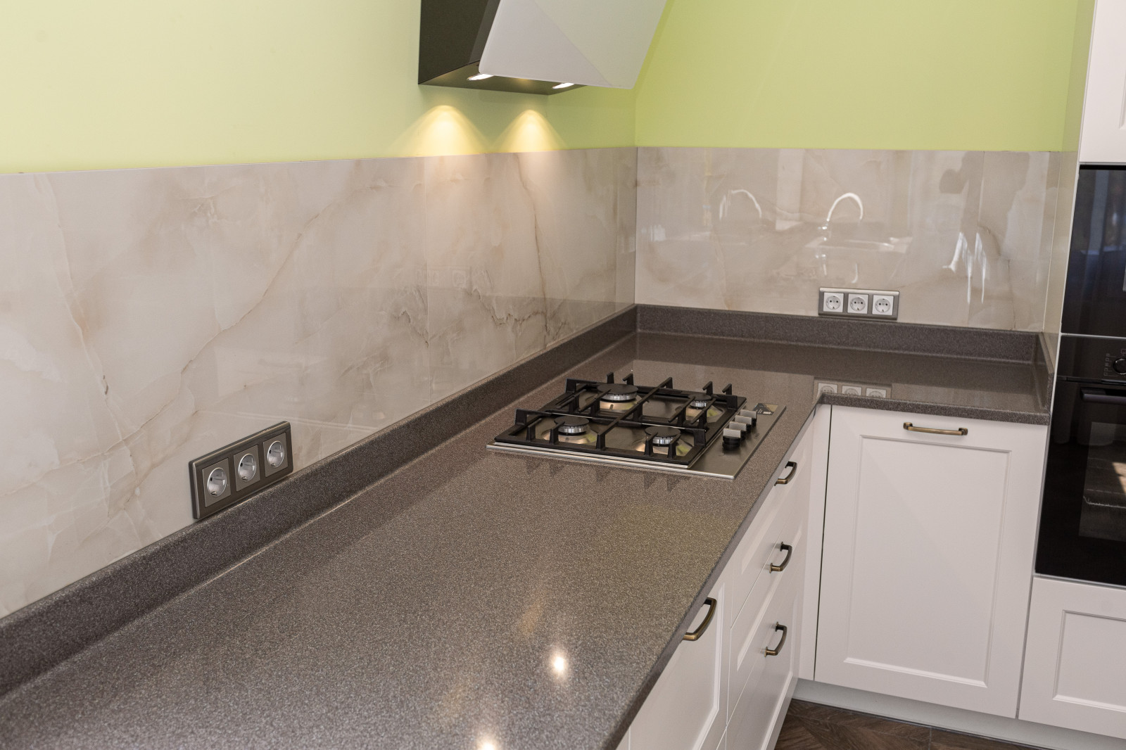 Кухня с островом и каменной столешницей