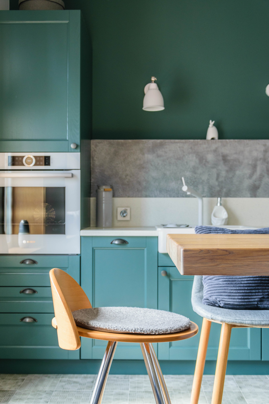 Пыльно-зеленая кухня