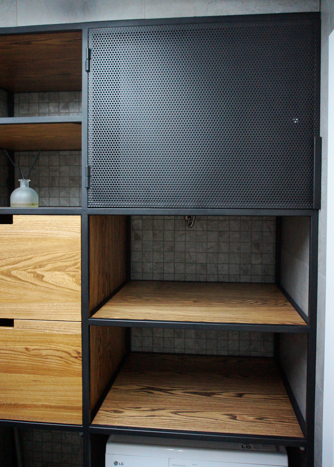 Встроенный шкаф с перфорированными дверцами