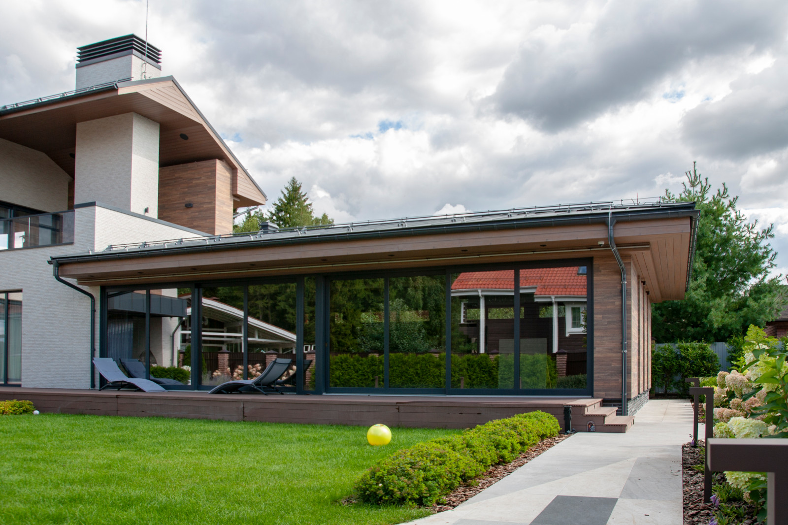 Дом с бассейном и верандой с камином