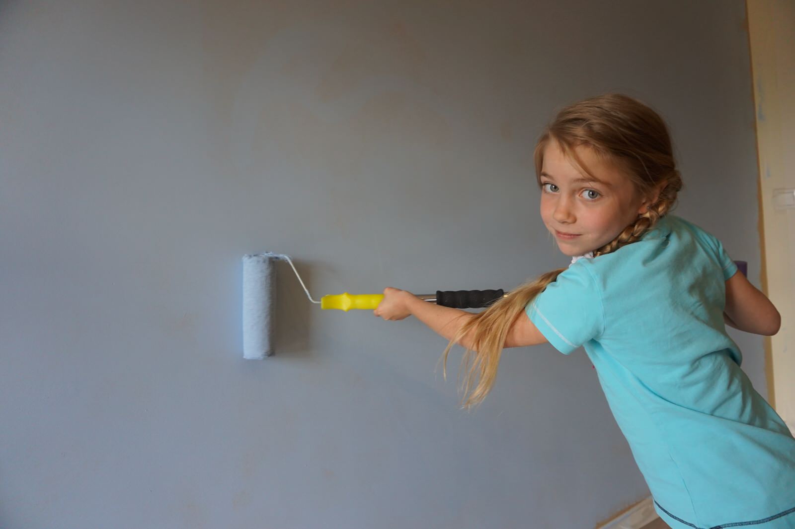 Личный опыт: Как покрасить стену, если у вас четверо детей и одна кошка