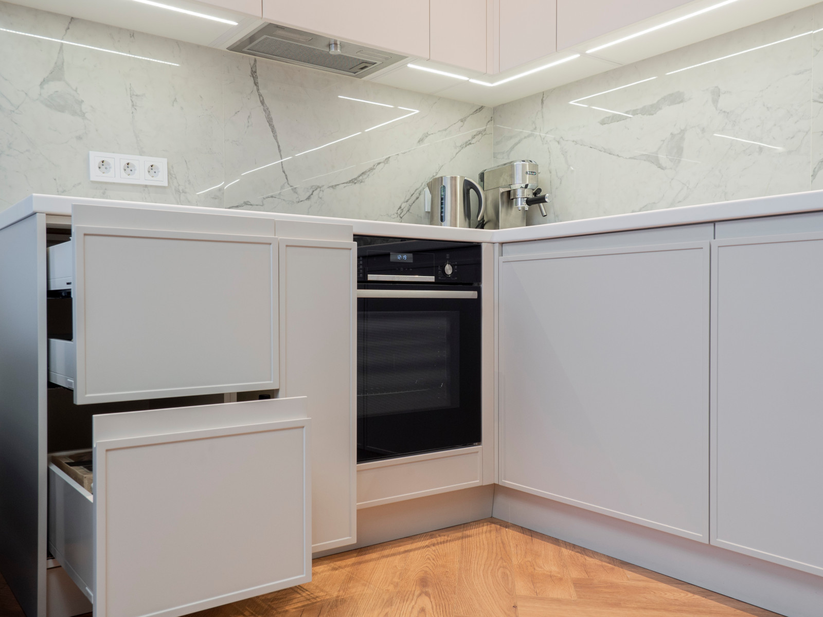 Белая кухня в стиле минимализм