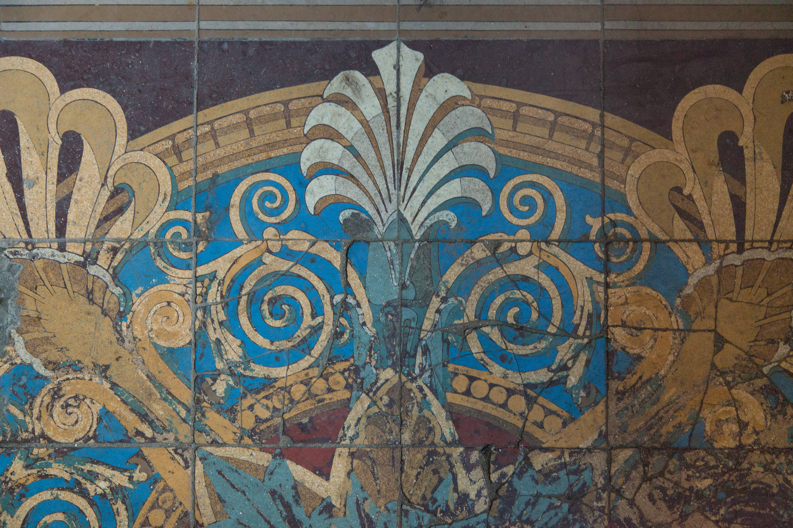 Фотоохота: 24 кадра из парадных доходного Петербурга