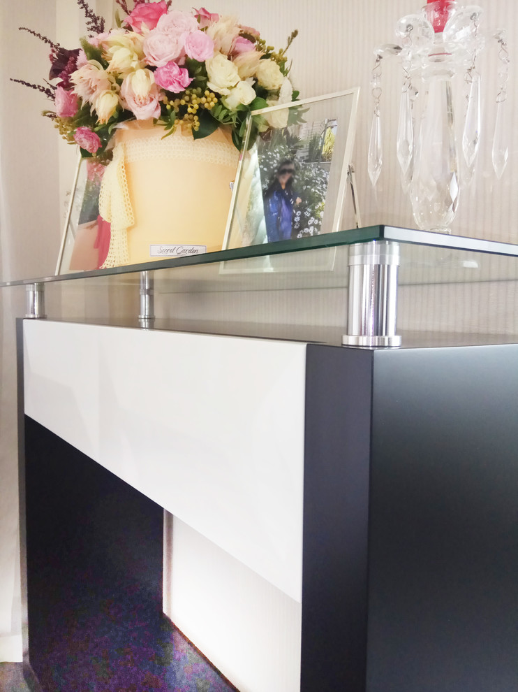 Красная кухня в пригородном поселке