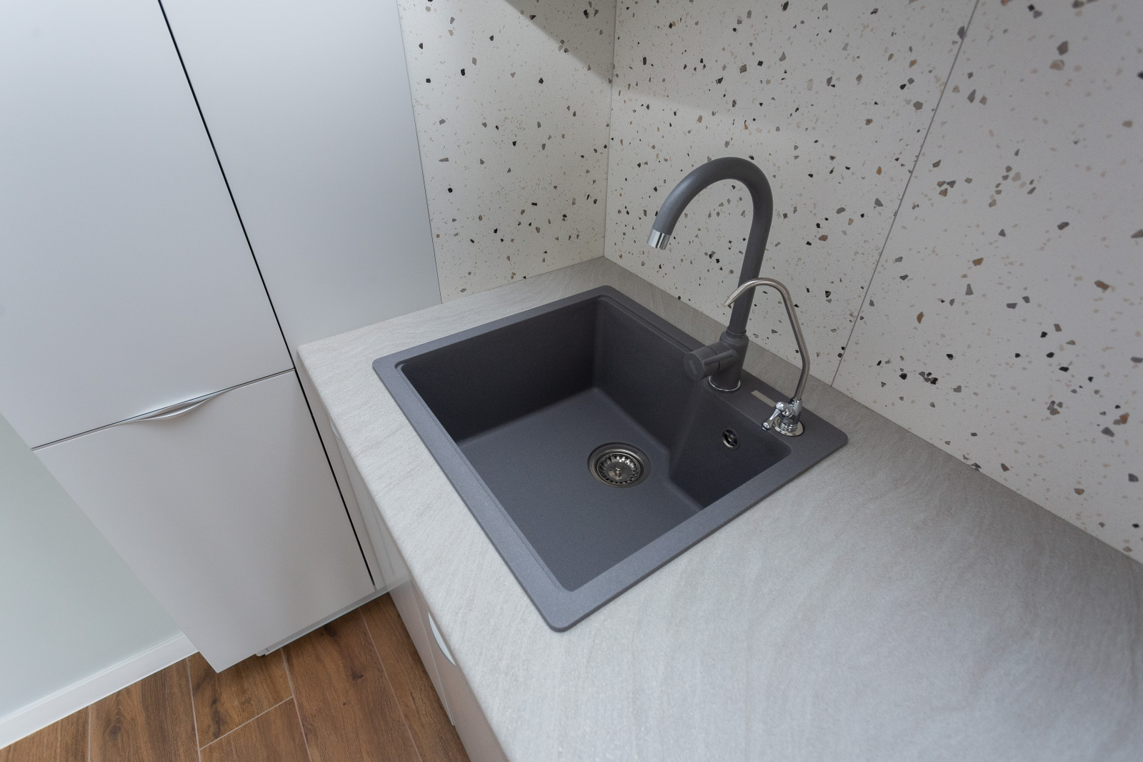 Матовая белая современная кухня