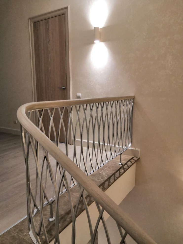 Бетонная лестница с авторским кованным радиусным ограждением