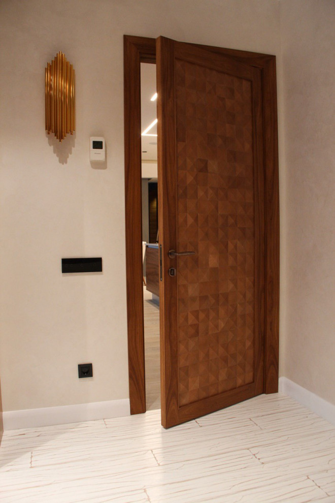 Двери из массива в апартаменты