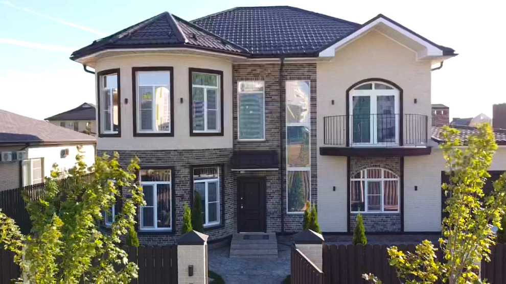 Обрамление окон  и облицовка балкона в классическом стиле