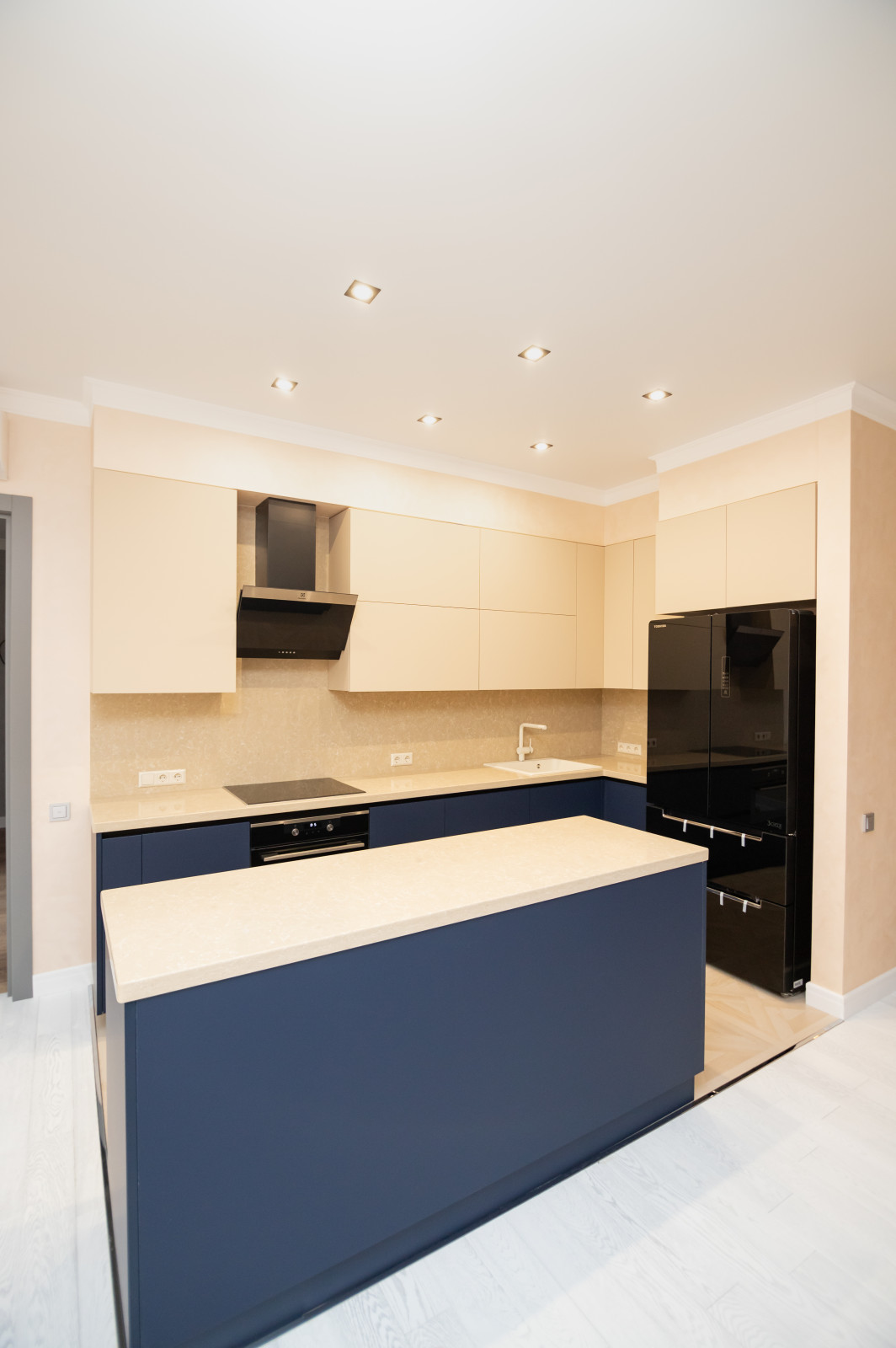 Бело-синяя кухня в современном стиле