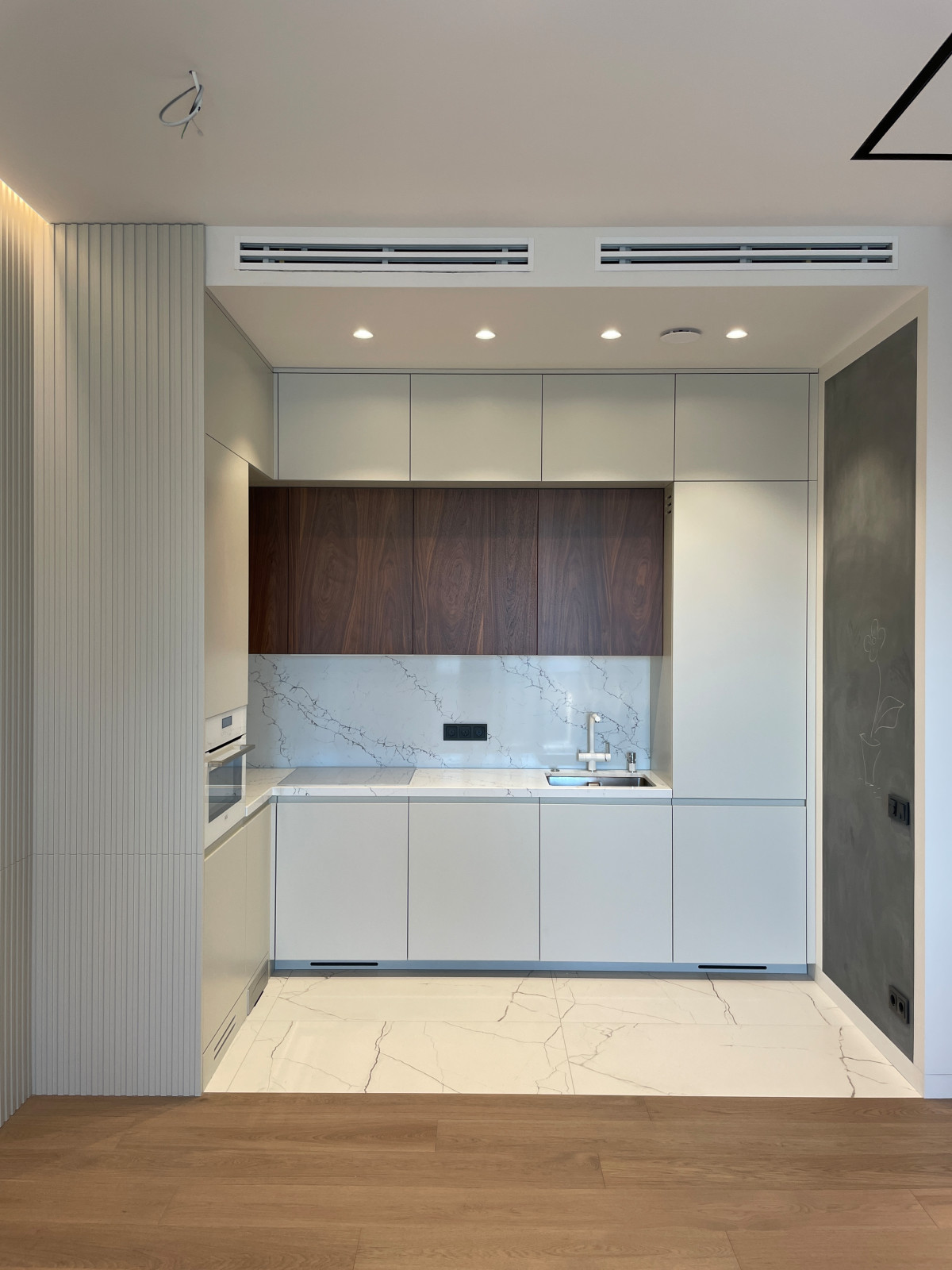 Кухня с фасадами МДФ и шпоном американского ореха