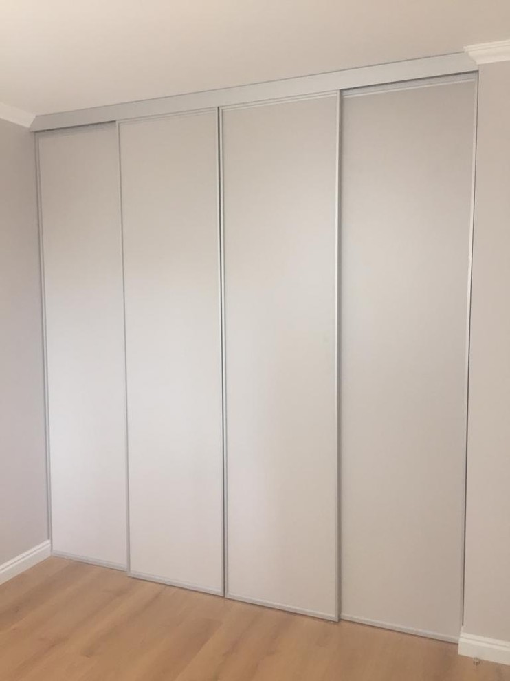 Гардеробная с системой дверей AIR Raumplus с верхним подвесом