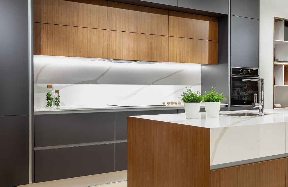 Кухонный гарнитур со столешницей из кварцевого агломерата