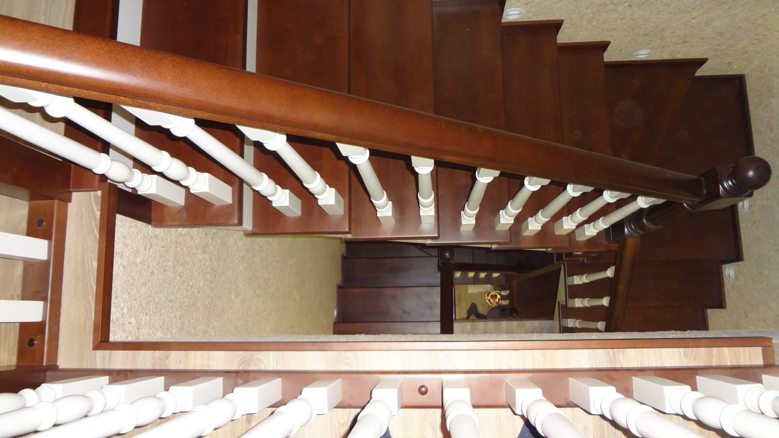 Лестница в загородном доме из дерева бук. Самара.