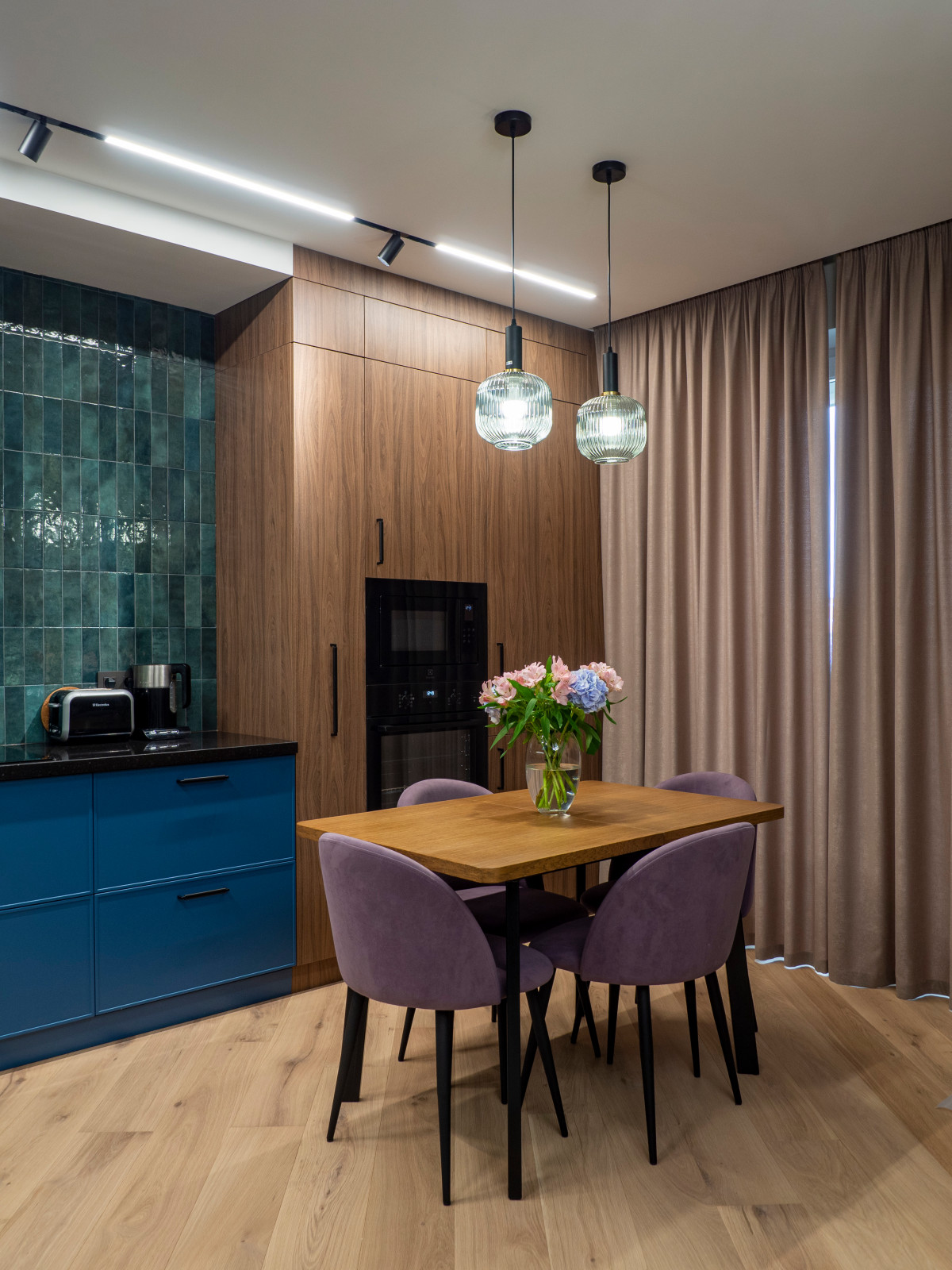 Кухня в современном стиле со встроенным аквариумом